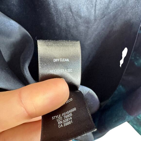 T Tahari Blue Patterned Sleeveless Pleated Neckline Satin Zip Up Back Blouse XL - Picture 8 of 8